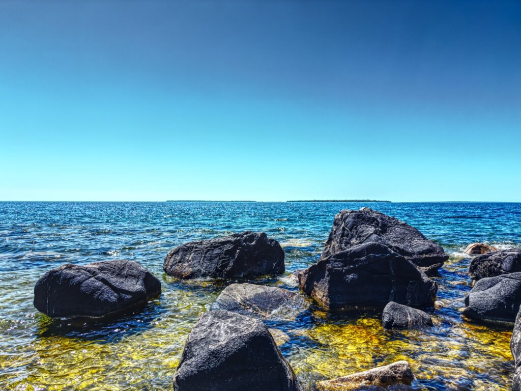 katherine cove boulders strewn on the shore